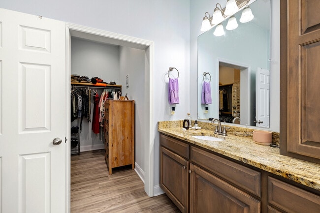 Building Photo - 930 Loring Mill Rd