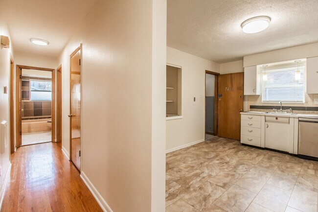 Building Photo - (852) 7434-36 Delmar