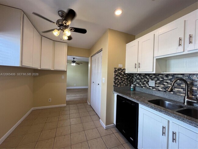 Building Photo - 5170 Tennis Ln