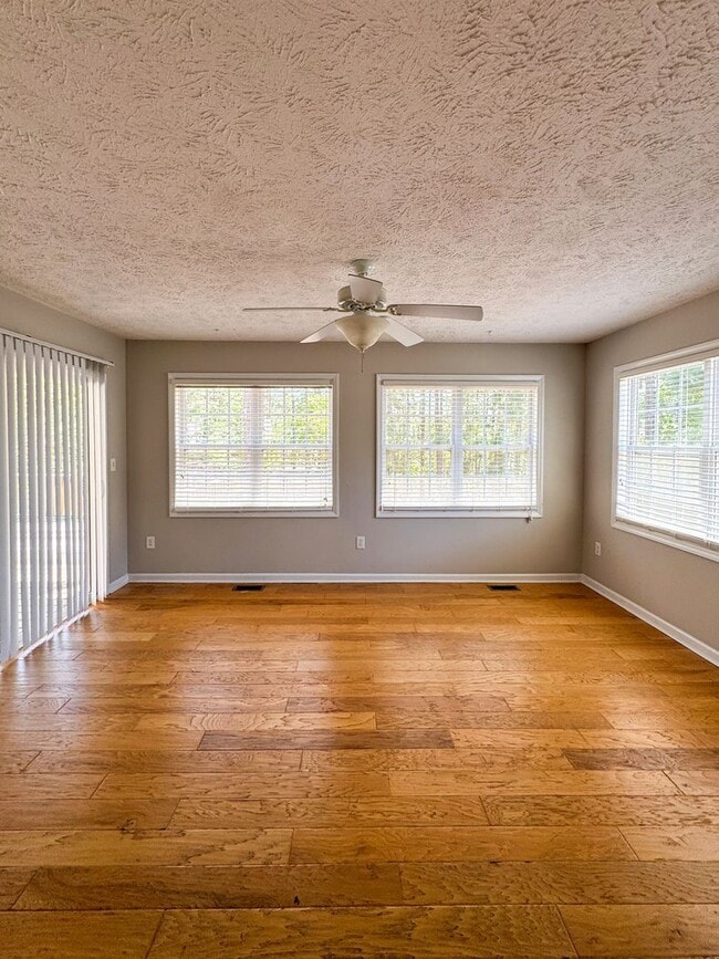 Building Photo - Spacious 4 Bed 2.5 Bath Home in Carolina Lakes