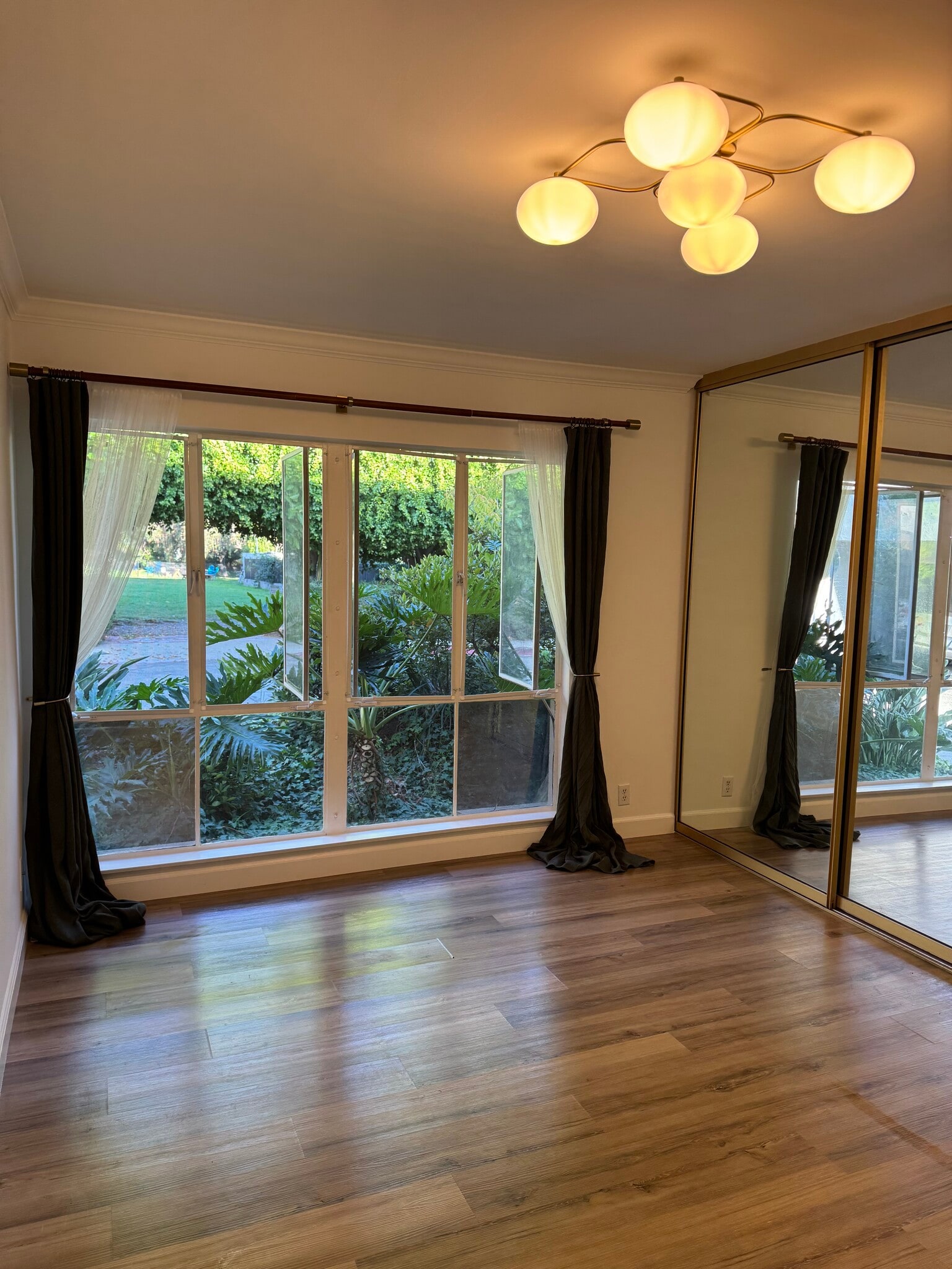 En-suite bedroom - 241 S Barrington Ave