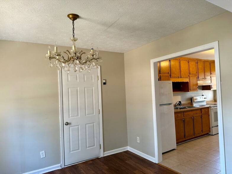 Building Photo - 2913 Horse Shoe Dr