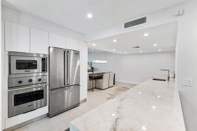 Building Photo - 2600 S Ocean Blvd