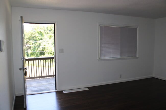 Building Photo - Beautiful 4 bedrooms and 1 bath home located on Freeman Ave in Kansas City, KS