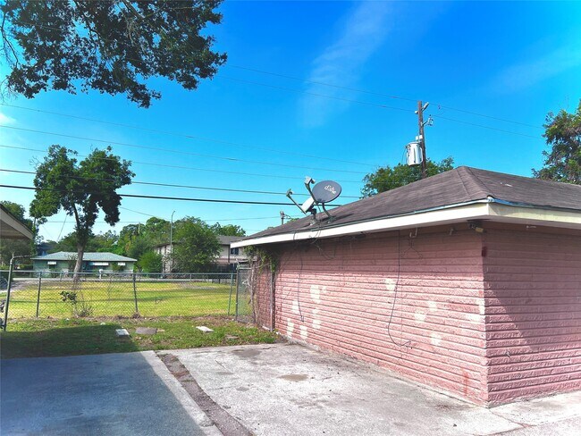 Building Photo - 1825 W Little York Rd