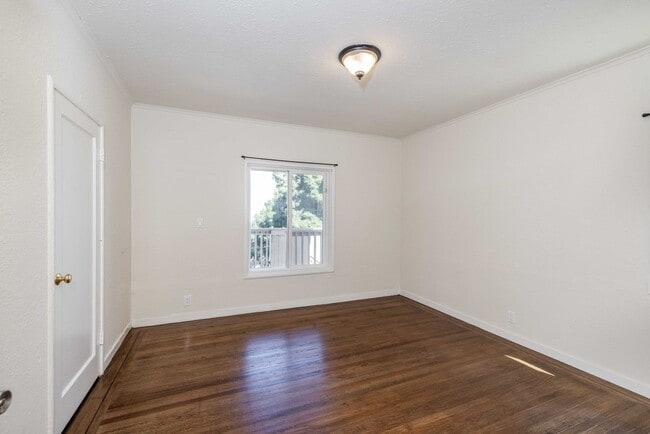 Building Photo - UPDATED, Spacious 1BR! DECK! STAINLESS APPLIANCES! HARDWOOD!