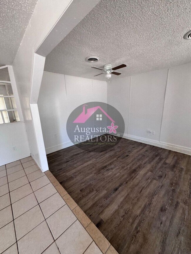 Building Photo - 966 N La Salle Dr