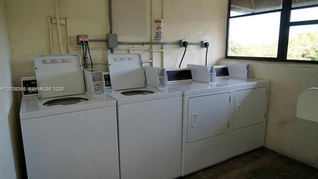 Building Photo - 2771 Riverside Dr