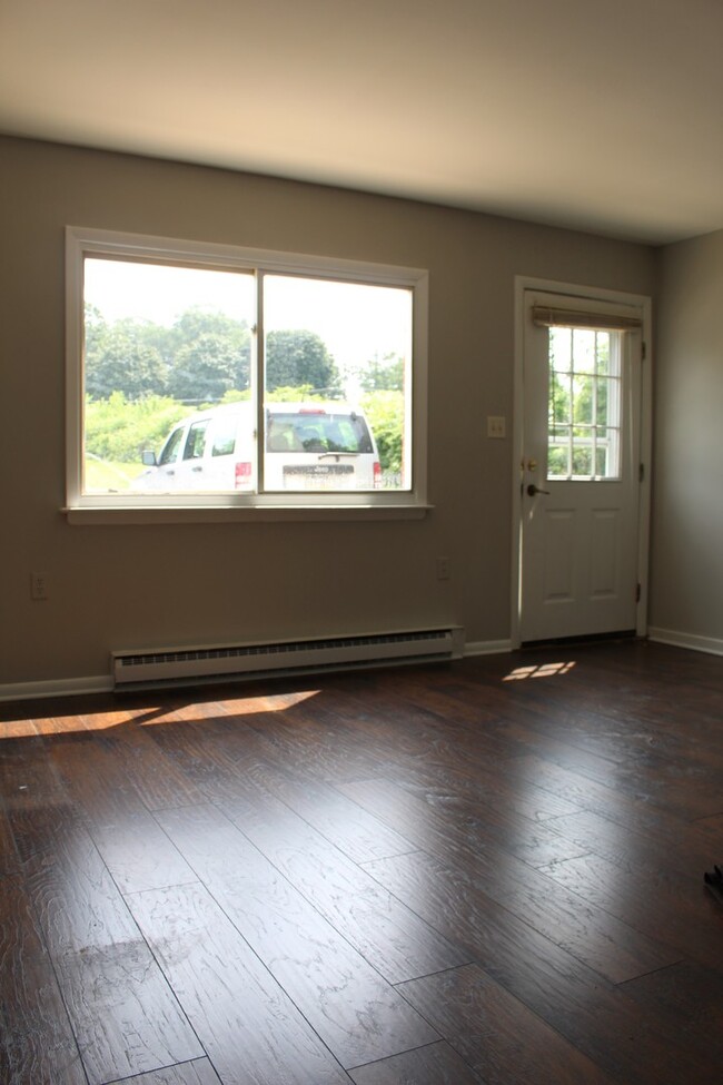 Building Photo - 1st floor apartment