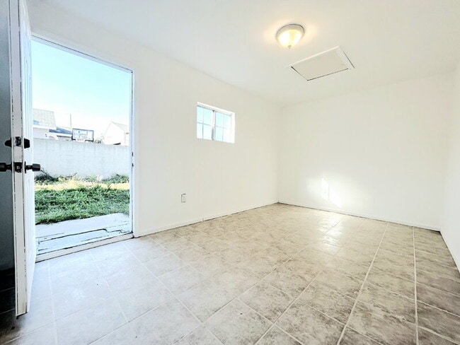 Building Photo - 439 W Buckthorn St
