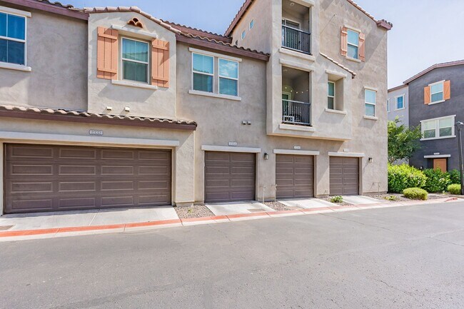 Building Photo - Great 3 Bedroom Townhome - NEW Carpet!