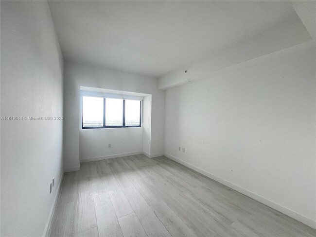 Building Photo - 650 NE 32nd St
