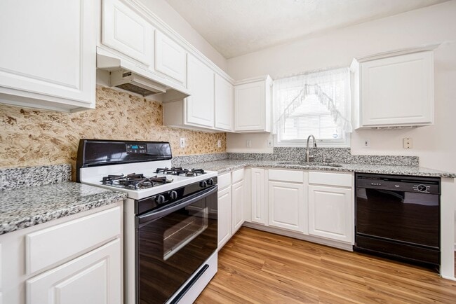 Building Photo - 740 Clairidge Ln SW