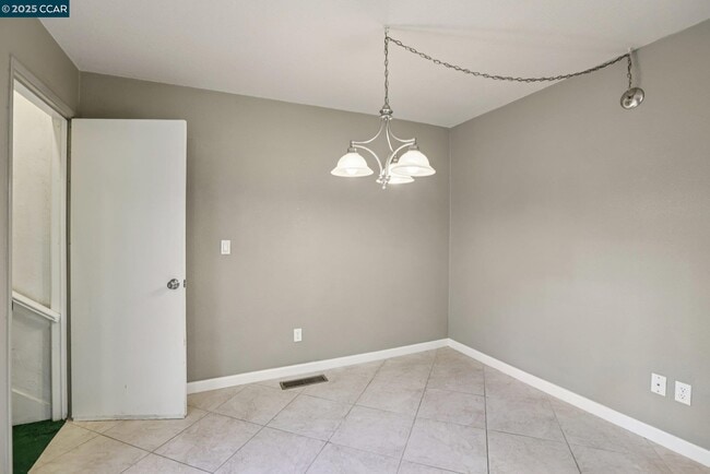 Building Photo - 1035 Alta Mesa Dr