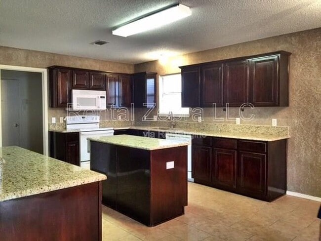 Building Photo - 4001 Cypress Gardens Dr