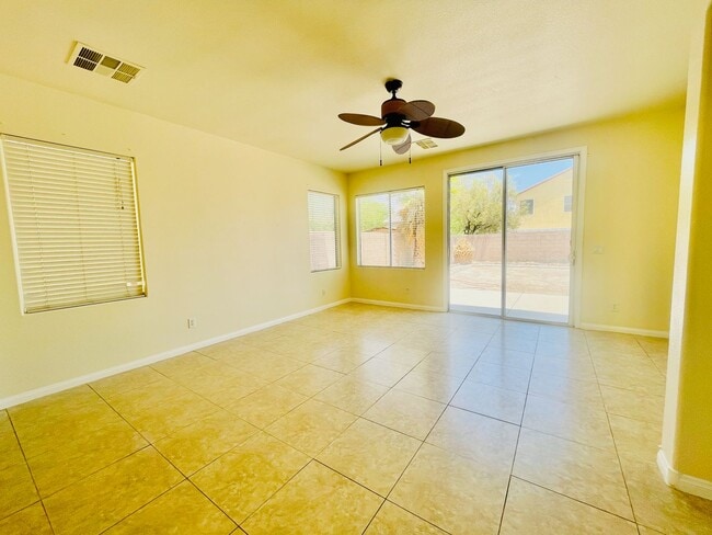 Building Photo - Newly Renovated 5 bd, 3 bth, Loft, w/ down...
