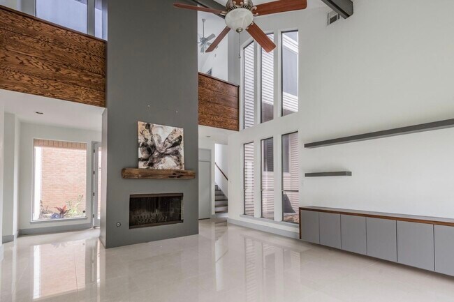 Building Photo - 1022 Forest Home Dr