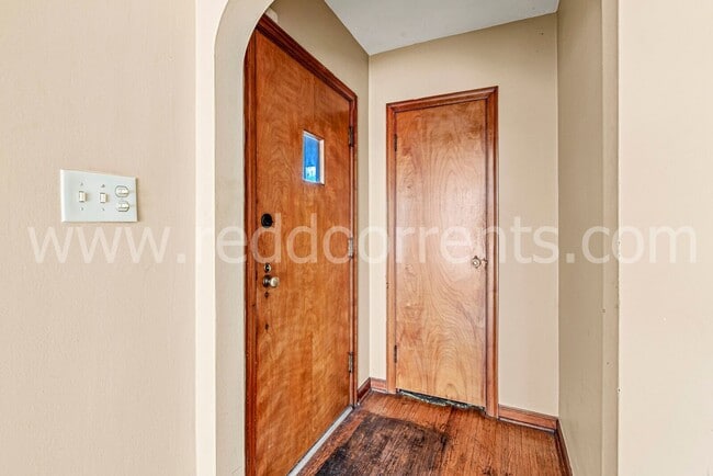 Building Photo - 328 N Post Rd