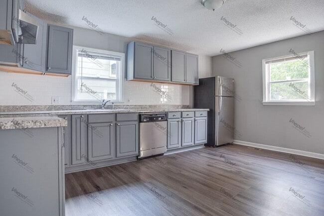 Building Photo - 3 Bedroom 1.5 Bath $1,425.00