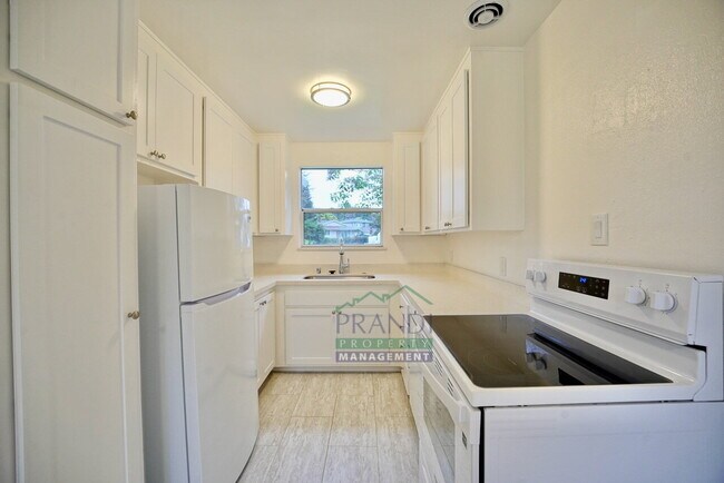 Building Photo - Beautiful Novato home with a bonus room in the backyard!