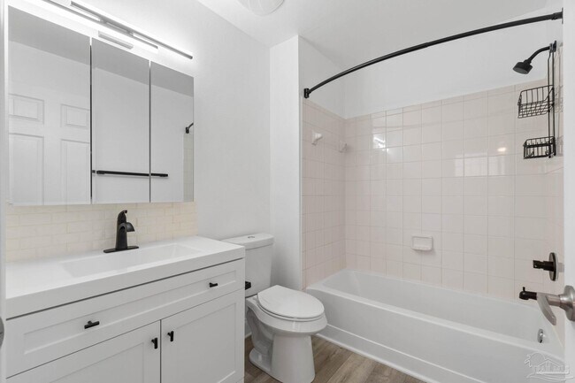 Building Photo - 707 Majestic Dr