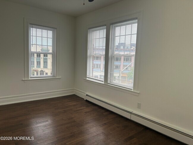 Building Photo - 513 Bangs Ave