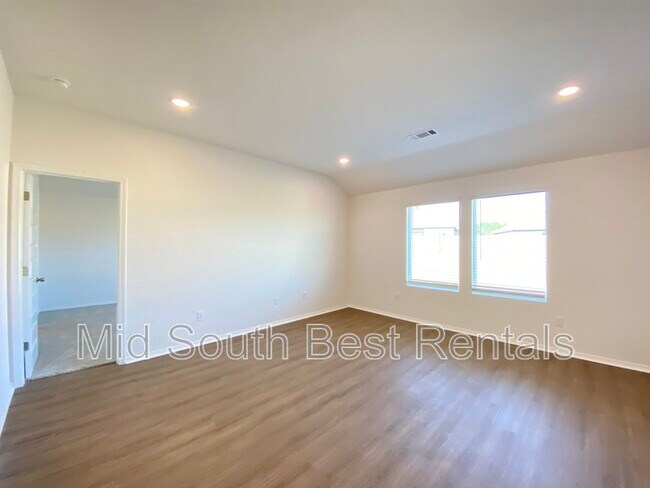 Building Photo - 52 Kelton Ln