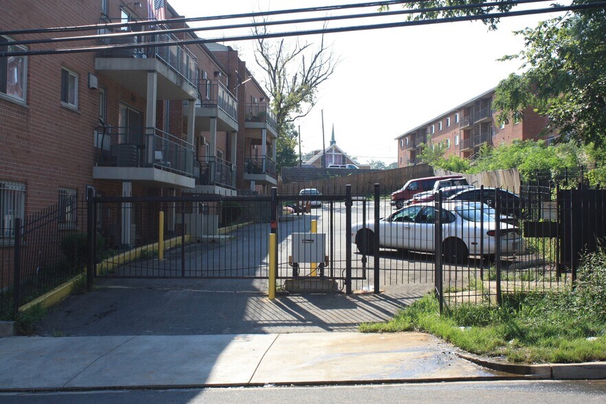 Gated Community - 2610 Wade Rd SE