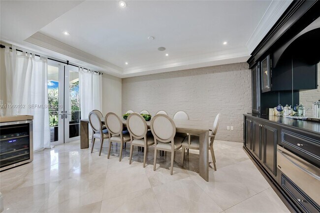 Building Photo - 520 N Pkwy