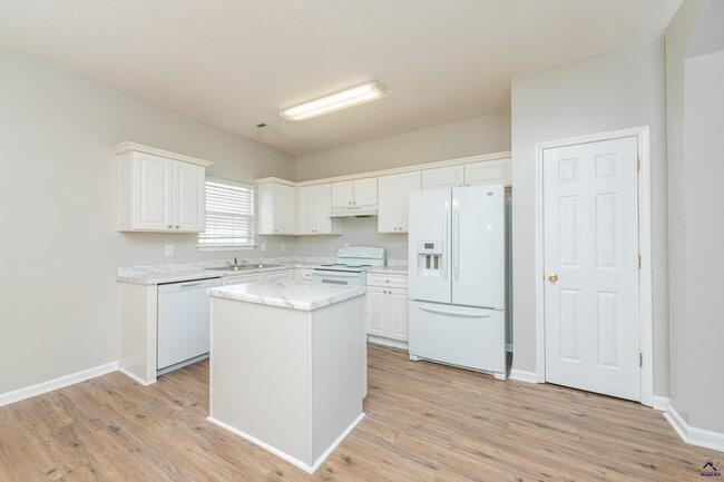 Building Photo - 100 Oldfield Ct
