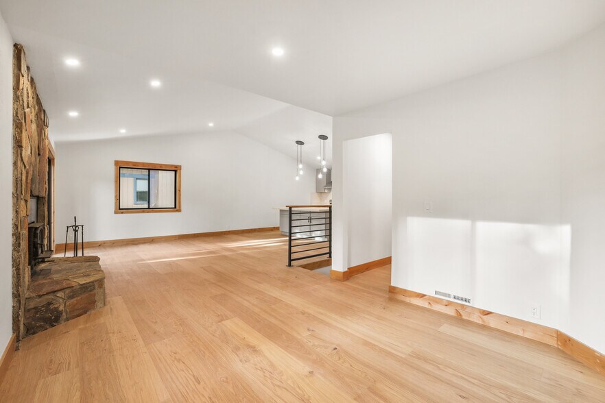 Upstairs Sunlit Corner Area - 1029 Tomahawk Trl