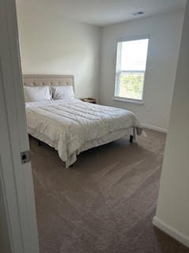 Building Photo - Knoxville 37932 - FULLY FURNISHED $3,300.0...