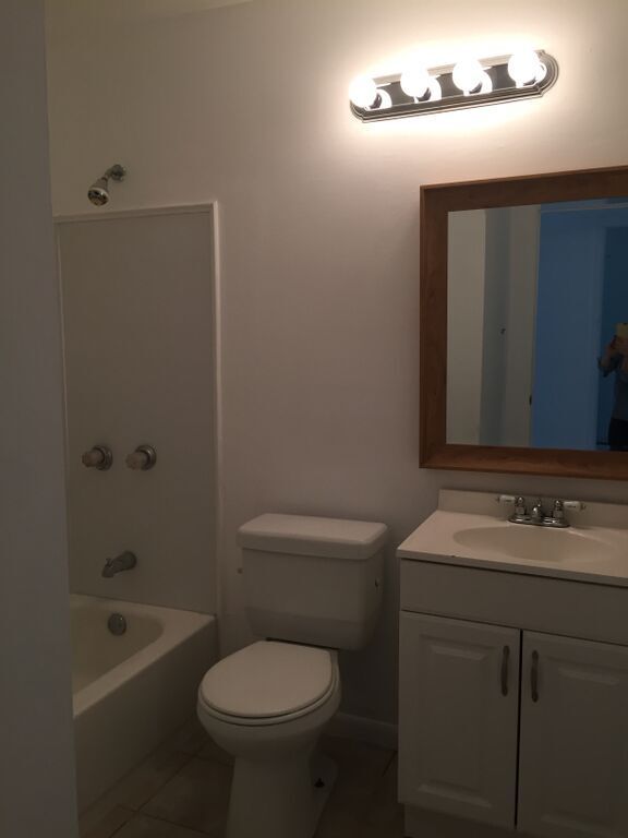 Building Photo - 3 Bed 2 bath Kensignton Rancher