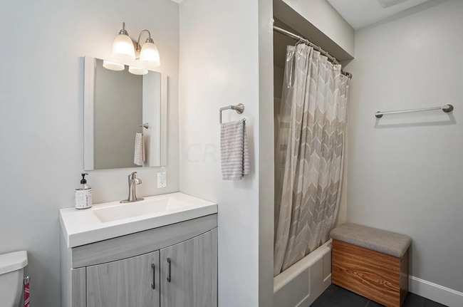 Building Photo - 329 E Jenkins Ave