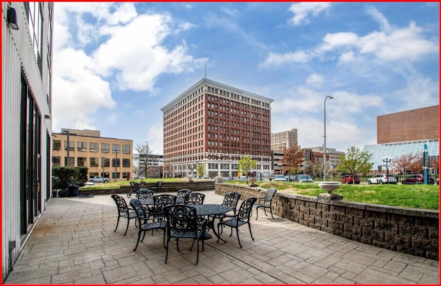 Building Photo - 125 SW Jefferson Ave