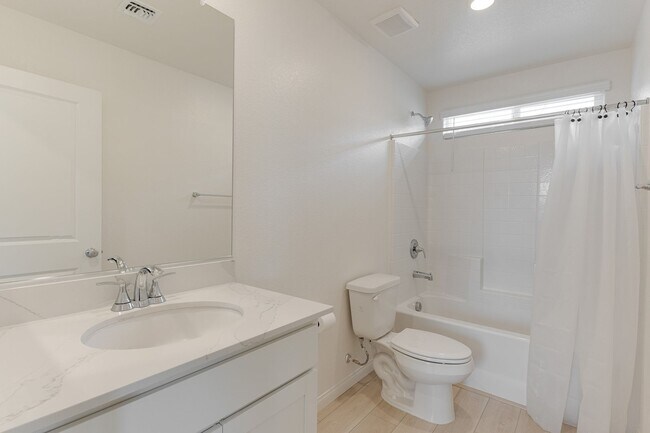 Building Photo - SPACIOUS 4BEDROOM 3BATH HOME IN INSPIRADA