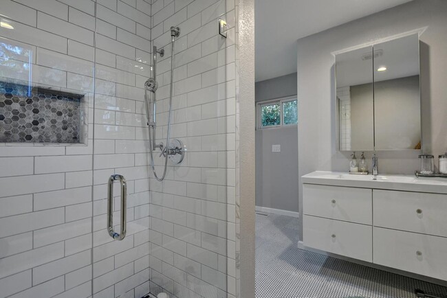 Building Photo - 870 E Empire St