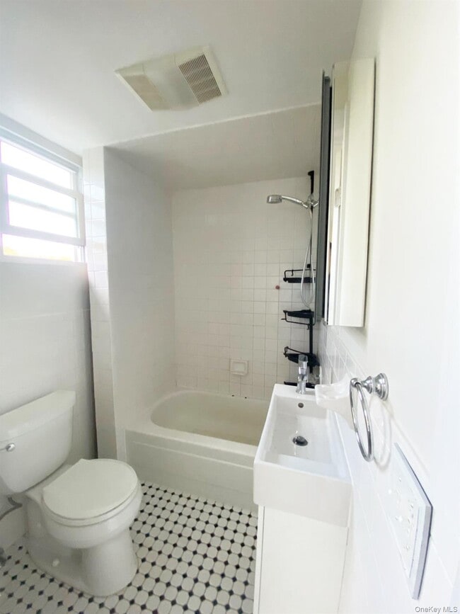 Building Photo - 164 Ashford Ave