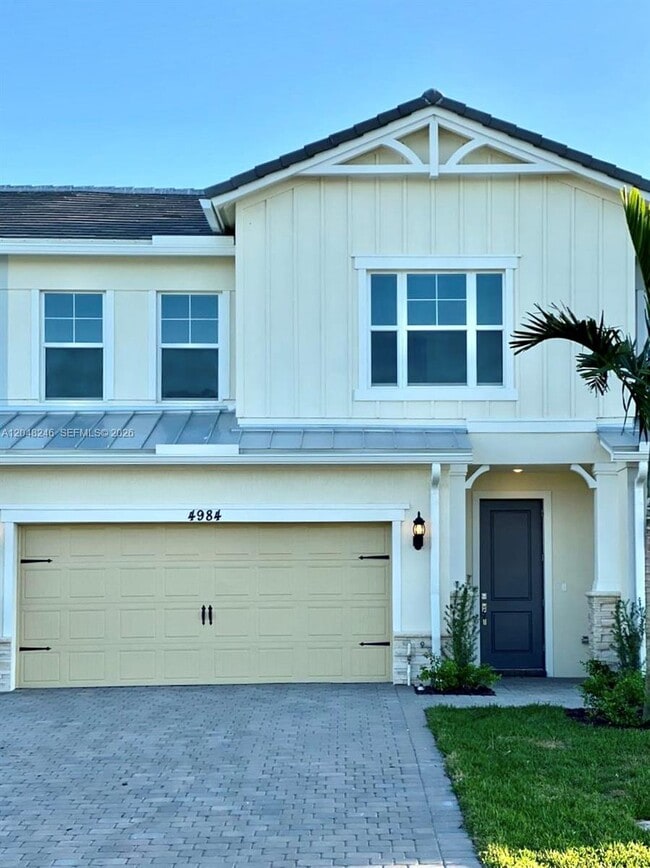 Building Photo - 4984 Greenway Dr