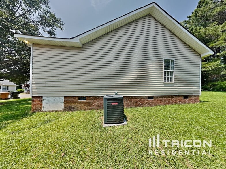 Building Photo - 2112 McKinnon Dr