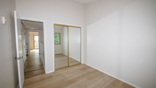 Building Photo - Updated 4BR Townhome in La Jolla Shores He...