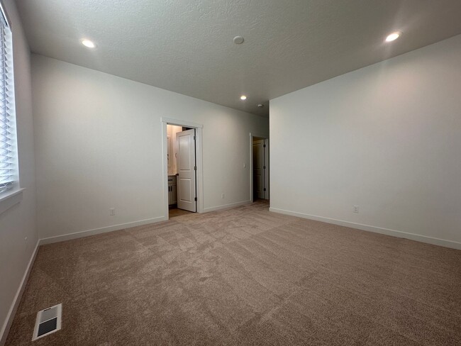 Building Photo - 3bed, 2bath, + office/flex 1630sq.ft. home...