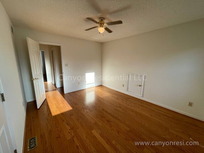 Building Photo - 204 Creeksedge Ct