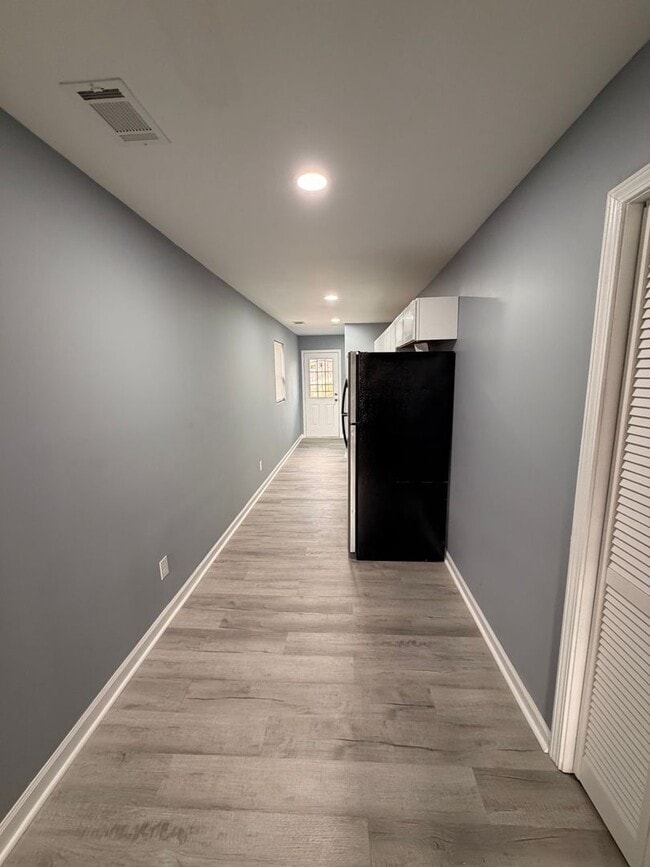 Building Photo - Beautiful Fully Renovated 2/1 Duplex!