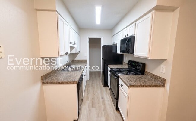 Building Photo - 2 Bed, 2 Bath Condo with Modern Amenities / Pet-Friendly / Available Now!