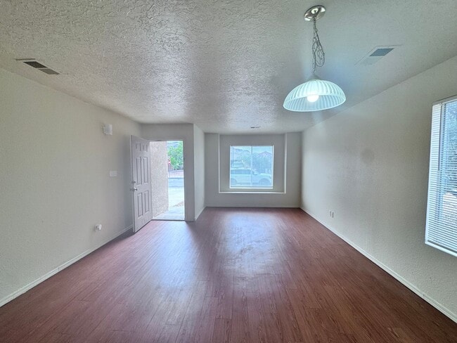 Building Photo - 760 Deerbrush Ct SW
