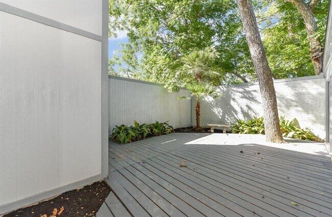 Building Photo - 6 Earlham Dr