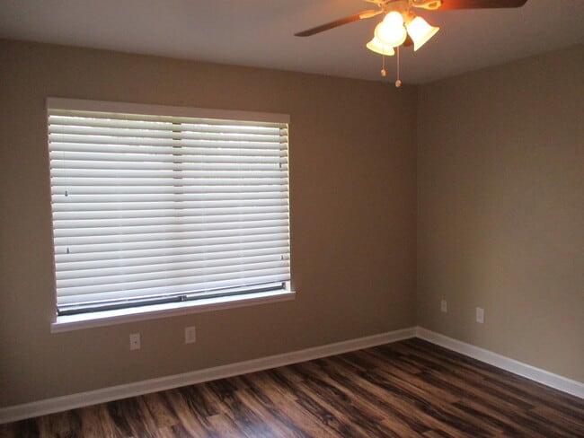 Building Photo - Large 2/1.5 Townhouse Minutes From FSU...Available August 15, 2026.