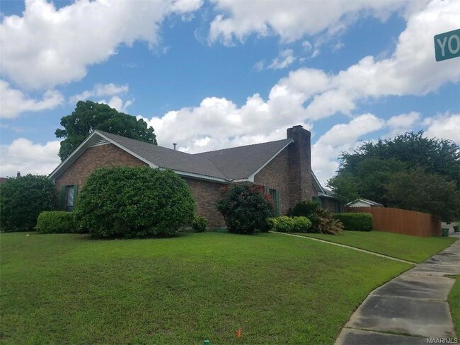 Building Photo - 1811 Young Farm Rd