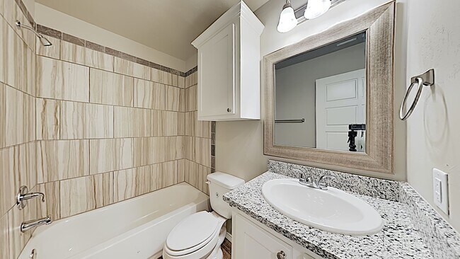 Building Photo - Spacious 4 Bedroom 2 Bath Home in Deer Cre...